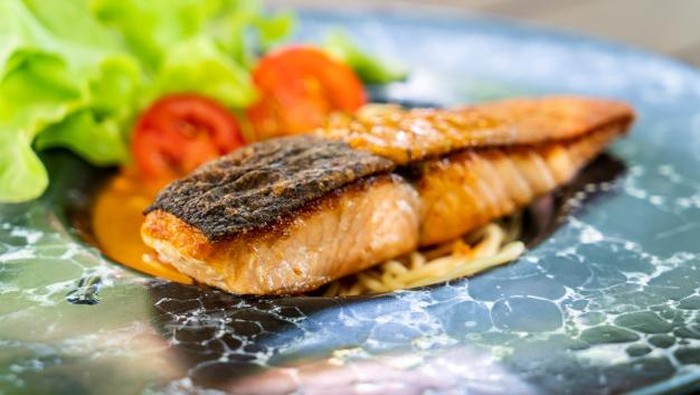 7 Tips Mudah Menggoreng Kulit Salmon Agar Crispy