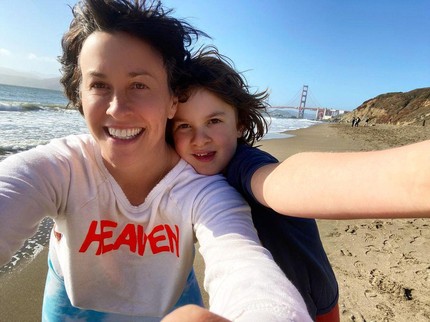 10 Gaya Parenting Artis Paling Aneh: Alanis Morissette Menyusui Sampai 6 Tahun