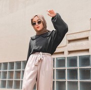 Biar Gak Tenggelam! 5 Jenis Atasan yang Cocok Dipakai Hijabers Bertubuh Mungil