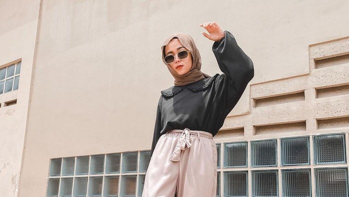 Biar Gak Tenggelam! 5 Jenis Atasan yang Cocok Dipakai Hijabers Bertubuh Mungil