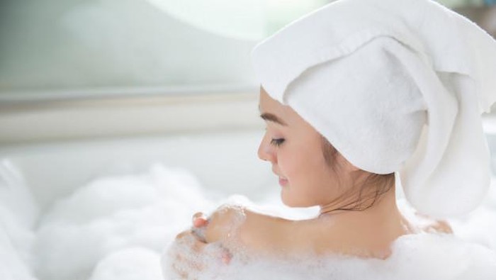 Baik Untuk Kesehatan, Intip 5 Manfaat Mandi dengan Air Hangat Berikut Ini!