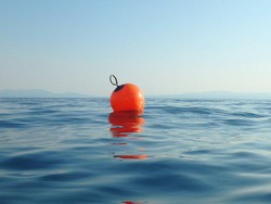 Berkat Sampah Bola Apung, Pria Ini Bertahan Hidup 14 jam di Laut