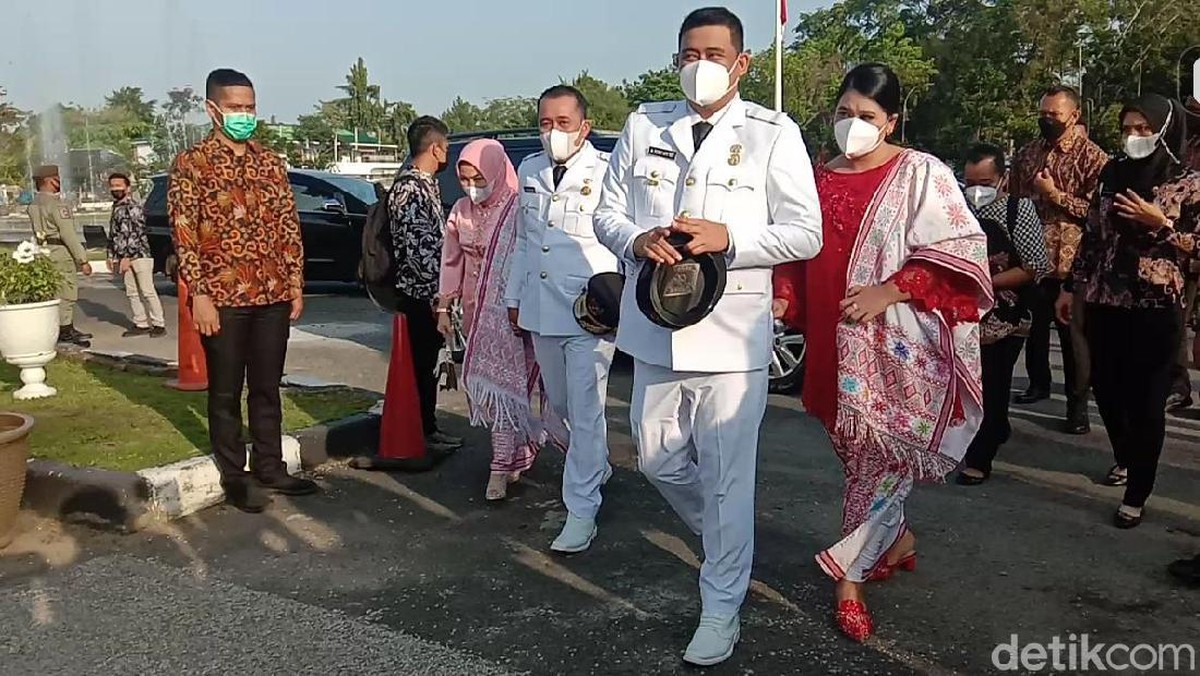 Bobby Nasution resmi dilantik menjadi Wali Kota Medan&comma; Jumat &lpar;26&sol;2&sol;2021&rpar;&period; Ia didampingi istri Kahiyang Ayu&period;