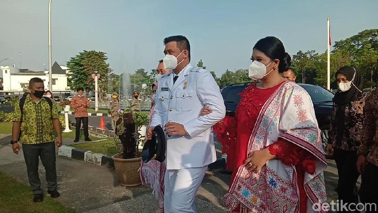 Bobby Nasution dan Kahiyang Ayu Bobby Nasution resmi dilantik menjadi Wali Kota Medan, Jumat (26/2/2021). Ia didampingi istri Kahiyang Ayu.