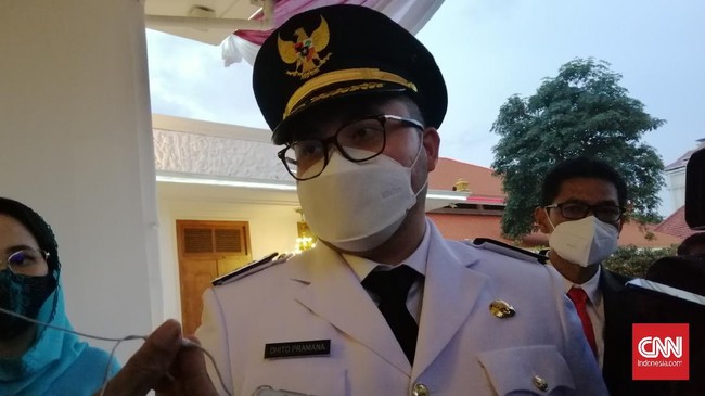 Seskab Pramono Anung terlihat hadir di Gedung Negara Grahadi Surabaya menyaksikan putranya, Hanindito, dilantik jadi Bupati Kediri oleh Gubernur Jatim.