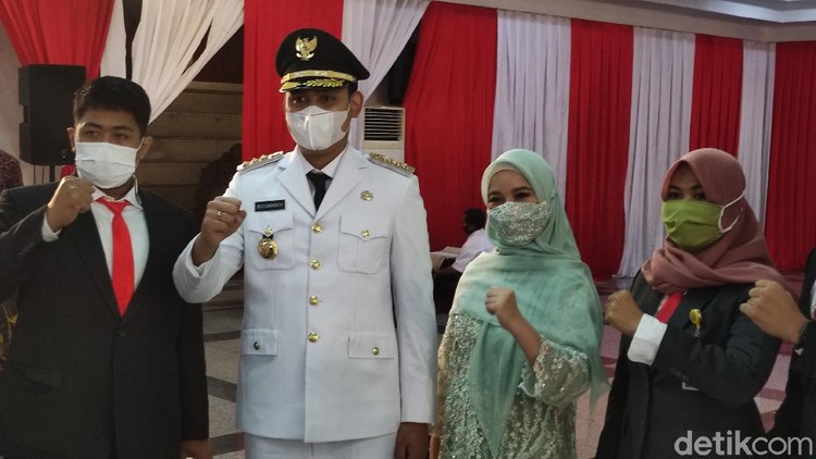 Chacha Frederica hadir dalam pelantikan suami