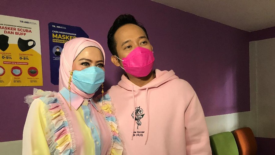 Denny Cagur dan Santi Widhiastuti