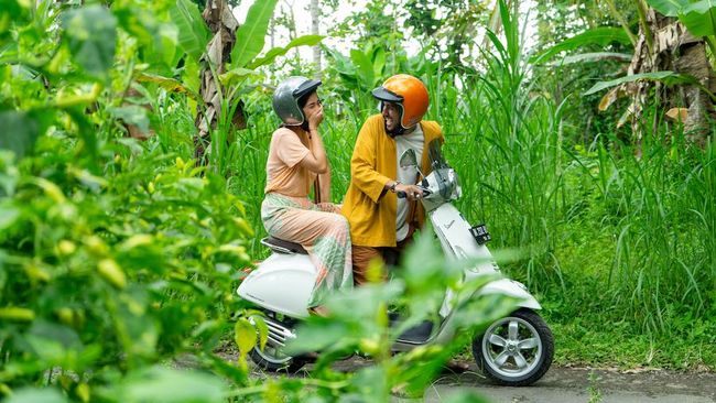 Review Film: A Perfect Fit Terdapat sejumlah perpaduan adat dan konsep modern yang terlalu dipaksakan, namun film A Perfect Fit mampu mendarat manis di hati.