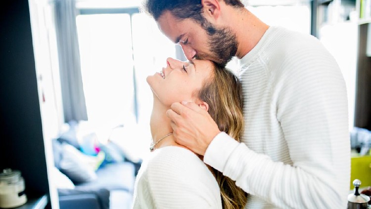 Ilustrasi Hubungan Intim Romantic couple at home share tenderness