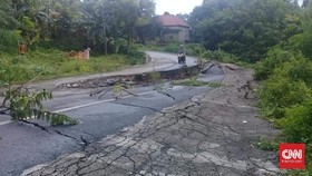 Jalan di Pamekasan Amblas Sepanjang 20 Meter Usai Hujan Deras
