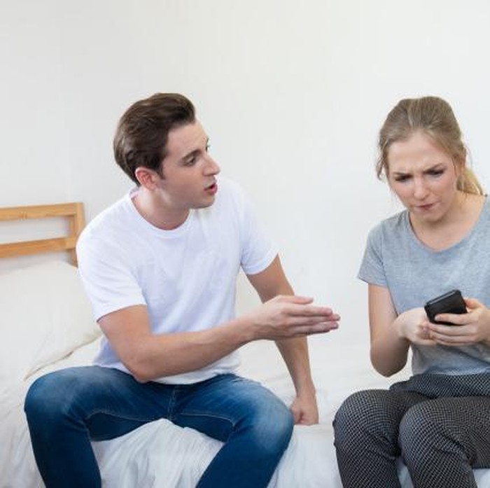 Pasangan kamu memang tidak secara aktif mengirim pesan ke mantannya, tapi siapa yang tahu jika dia masih menyimpan pesan dari mantannya di ponselnya.