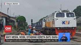 VIDEO: Mati Mesin, Mobil Ditabrak Kereta Batu Bara