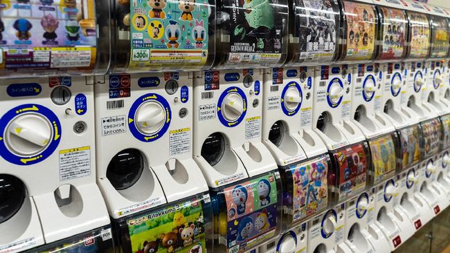 Main Gashapon, Beli Oleh-oleh Unik di Jepang 'Hanya' Modal Koin Jangan buang koin yen Anda saat hendak pulang berwisata dari Jepang ke Indonesia, karena koin tersebut bisa digunakan untuk main gashapon.