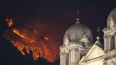 NYALANG: Mata-mata Pengejar Semesta Dalam foto pilihan CNNIndonesia.com pekan ini, ada ikan paus yang terdampar, elang emas pemburu, serta muntahan lahar Gunung Etna.