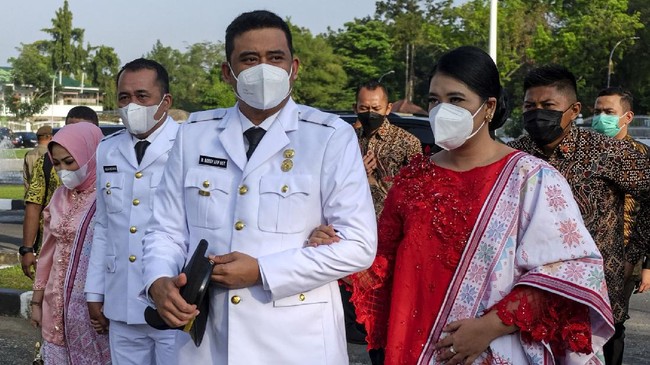 Wali Kota Medan Bobby Nasution mencopot seorang lurah bermodal bukti rekaman dari warga ihwal pungutan liar (pungli).