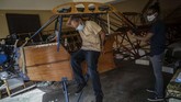 FOTO: Pensiunan Insinyur Kuba Buat Pesawat dari Kayu Pensiunan insinyur mesin asal Kuba, Adolfo Rivera berhasil membuat pesawat kayu selama 8 tahun dengan biaya sekitar Rp94 jutaan.