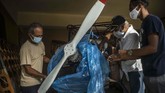 FOTO: Pensiunan Insinyur Kuba Buat Pesawat dari Kayu Pensiunan insinyur mesin asal Kuba, Adolfo Rivera berhasil membuat pesawat kayu selama 8 tahun dengan biaya sekitar Rp94 jutaan.