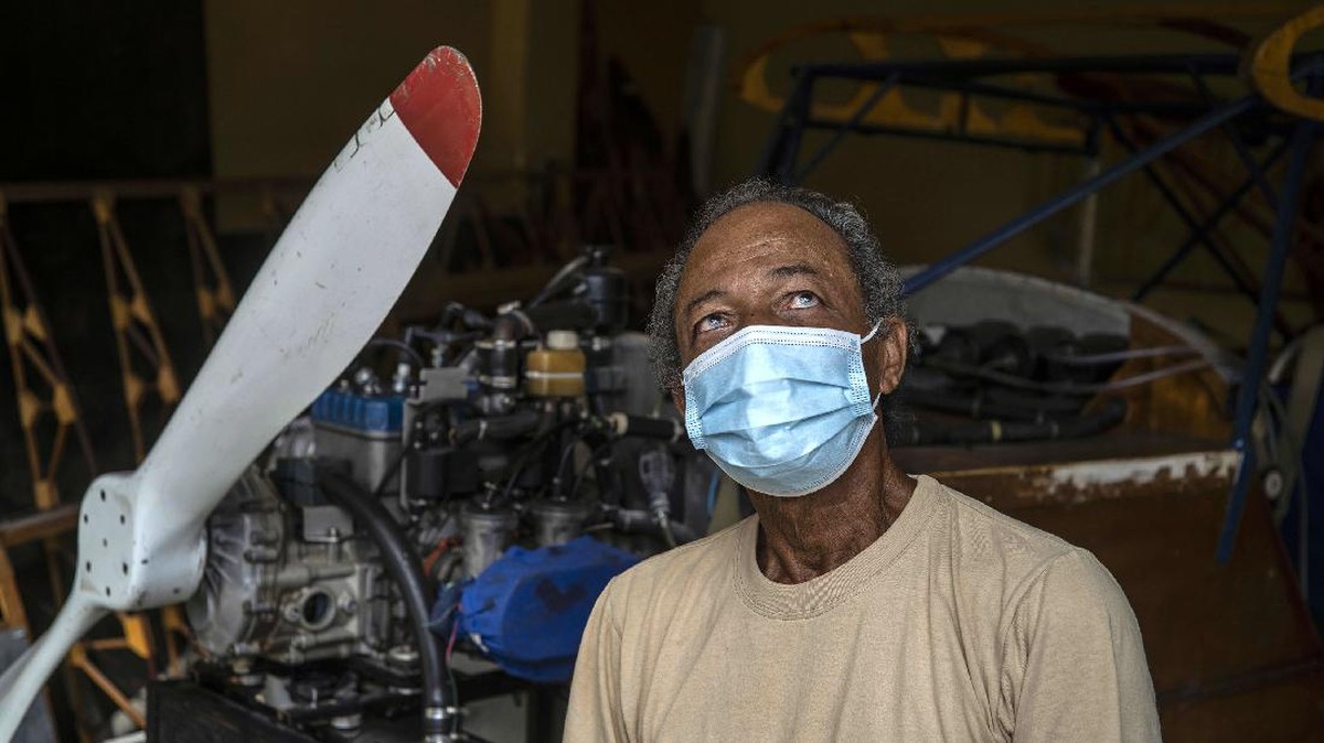 FOTO: Pensiunan Insinyur Kuba Buat Pesawat dari Kayu