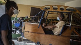 FOTO: Pensiunan Insinyur Kuba Buat Pesawat dari Kayu