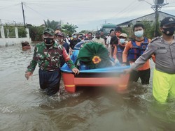 Momen Jenazah Dibawa Pakai Perahu Terobos Banjir di Semarang