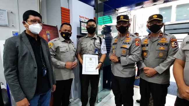 Atas dedikasi dalam menjaga protokol kesehatan di lingkungan kerja BRI, petugas keamanan Hasrudin diganjar penghargaan oleh Polri.