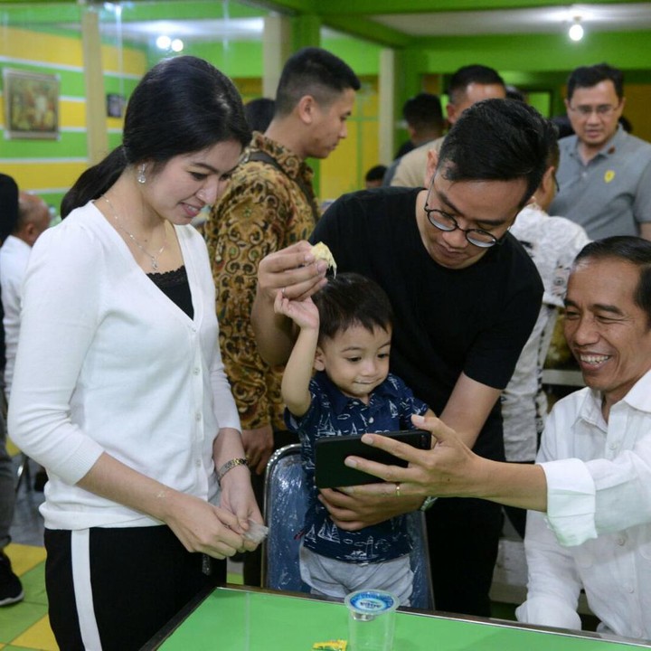<p>Namun, masalah tersebut akhirnya terselesaikan, sehingga Jokowi dan Iriana pun memberikan restu pada Gibran Rakabuming. (Foto: Instagram)</p>