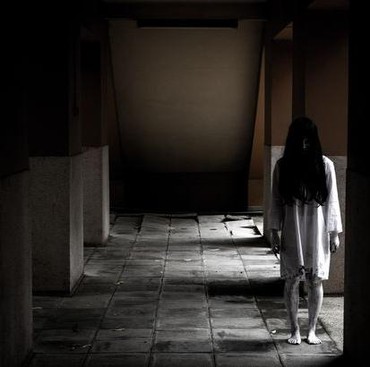 Bikin Merinding, Aksi Hantu Ganggu Gadis Kecil Ini Terekam CCTV