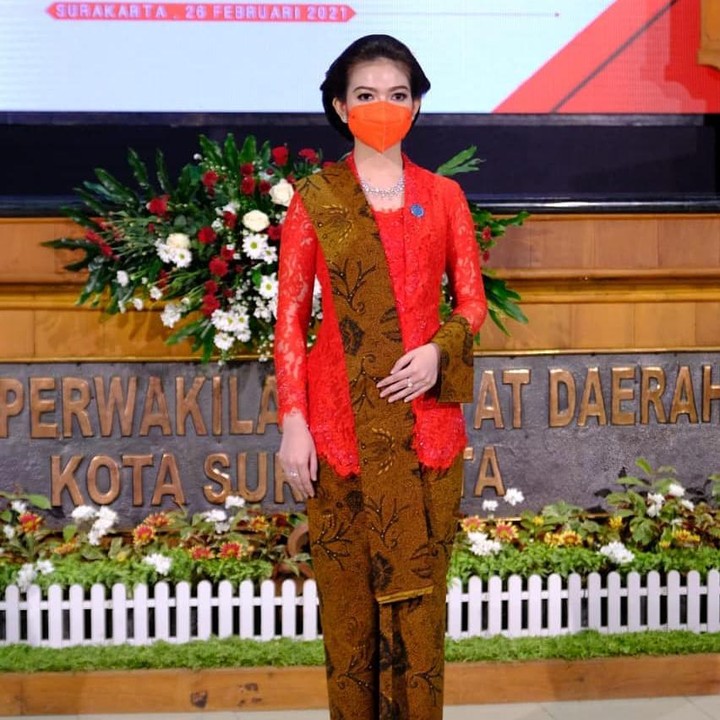 <p>Tak hanya itu, wanita yang pernah memenangkan ajang Putri Solo itu juga memadukan kebaya merahnya dengan batik coklat. Ditambah dengan selendang yang disampirkan ke bahu, ibu dari dua orang anak ini berhasil mencuri perhatian dengan keanggunan dan kecantikannya. (Foto: Instagram @pemkotsurakarta)</p>