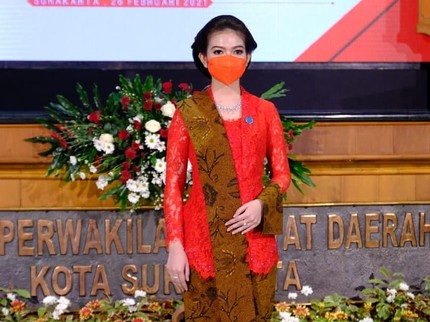 Potret Cantik Selvi Ananda di Pelantikan Gibran, Anggun Berkebaya Merah