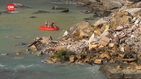 VIDEO: Kuburan Italia Longsor, Peti Mati Mengambang di Laut