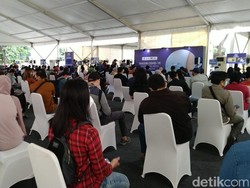 Awak Media Jalani Vaksin COVID-19 Gelombang II di Senayan, Antrean Tertib