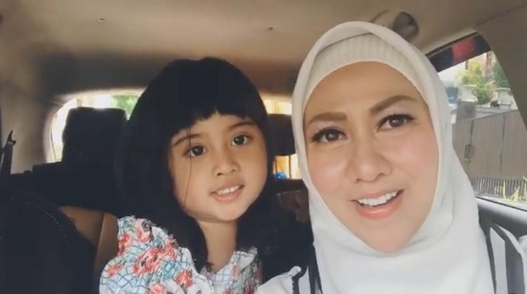 Venna Melinda dan putri angkatnya Venna Melinda dan putri angkatnya
