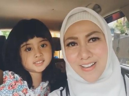 Menggemaskan! 7 Potret Terbaru Anak Angkat Venna Melinda yang Ditemukan di Masjid