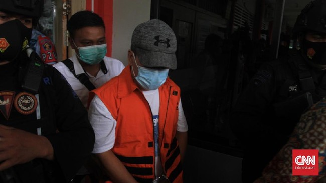 Wabup OKU yang merupakan terdakwa dilantik sendirian karena bupati terpilih yang positif Covid-19 tak bisa hadir.