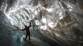 FOTO: Masuk ke Rongga Gletser di Kazakhstan