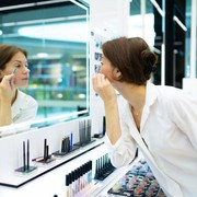 Awas! Ini Bahaya Menggunakan Tester Makeup Langsung di Wajah