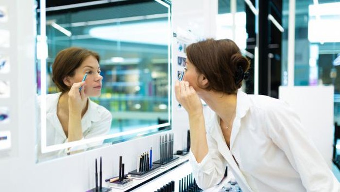 Awas! Ini Bahaya Menggunakan Tester Makeup Langsung di Wajah Awas! Ini Bahaya Menggunakan Tester Makeup Langsung di Wajah