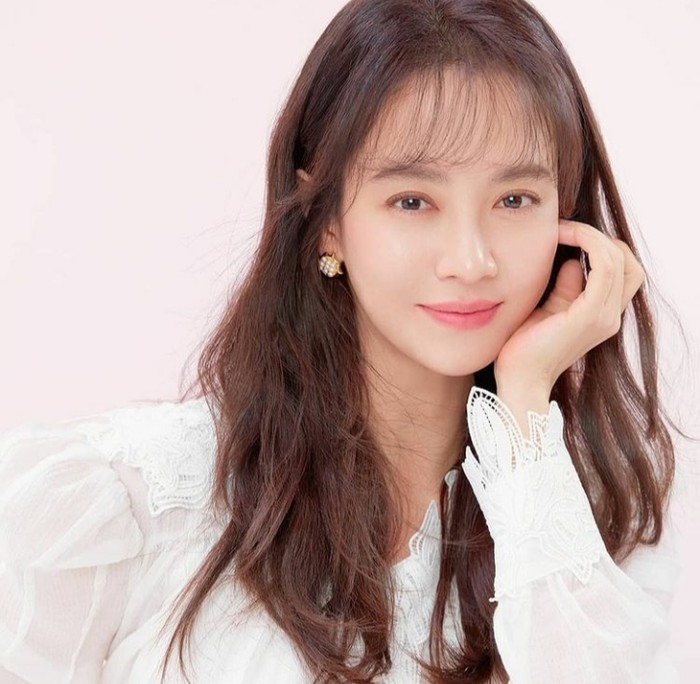 Setelah membersihkan wajah, Song Ji Hyo langsung menggunakan toner yang cocok dengan kulit sensitifnya. Sadar jika kulitnya membutuhkan perlindungan, aktris cantik Korea ini juga tidak absen menggunakan sunscreen. (Foto: Instagram.com/sjhqueen)