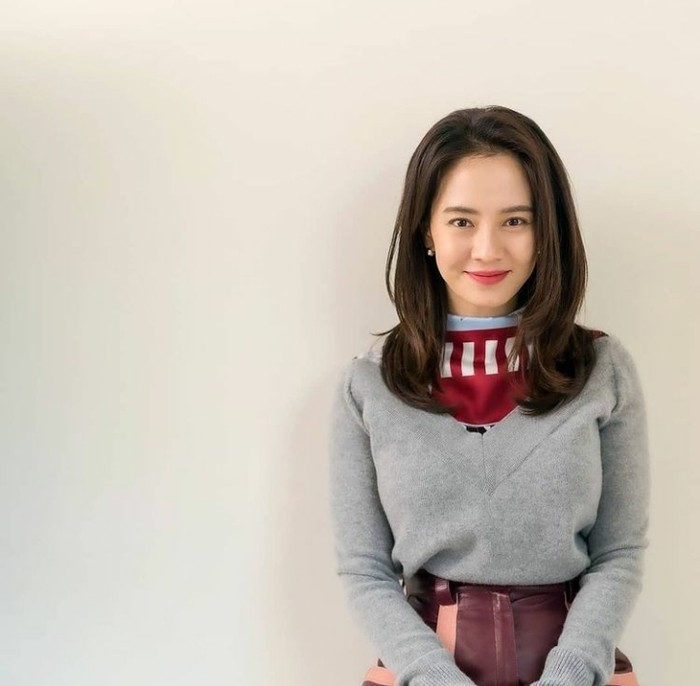 Song Ji Hyo juga mengungkapkan pentingnya masker untuk wajah. Seperti wanita Korea pada umumnya, Song Ji Hyo rutin menggunakan sheet mask sambil melakukan kegiatan lain. Sheet mask memang terbilang produk andalan untuk cantik instan! (Foto: Instagram.com/sjhqueen)