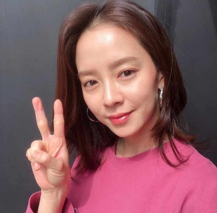 Sementara itu, kunci kulit kencang dan bentuk wajah V milik Song Ji Hyo ternyata terletak pada masker V-line, Ladies. Dalam salah satu episode “Running Man”, ia kedapatan sedang memakainya ketika di dalam pesawat. (Foto: Instagram.com/elna_re19)