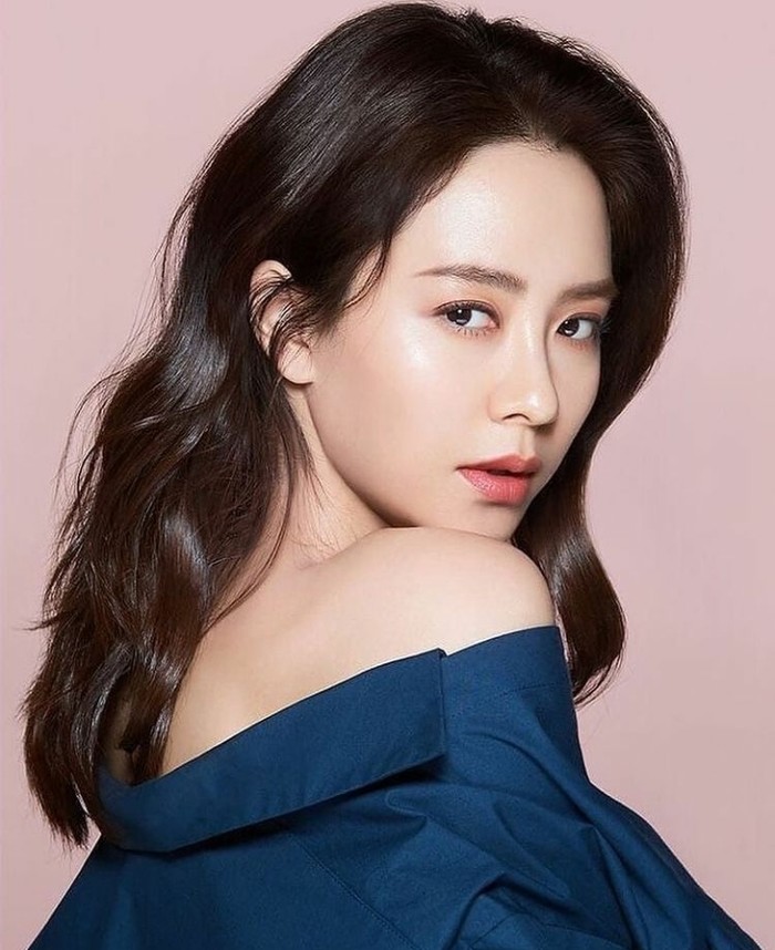 Karena memiliki kulit sensitif, Song Ji Hyo cukup berhati-hati memilih skincare. Pemain “Princess Hours