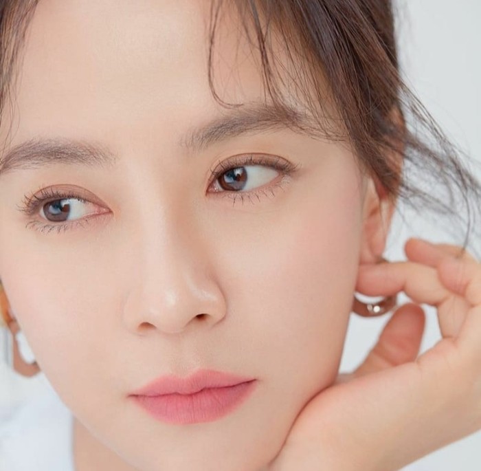 Karena rutin melakukan perawatan wajah inilah, tidak heran jika aktris cantik bernama asli Cheon Soo Yeon ini selalu mencuri perhatian berkat wajah mulus tanpa kerutan, meskipun sudah memasuki usia 40 tahun. (Foto: Instagram.com/sjhqueen)
