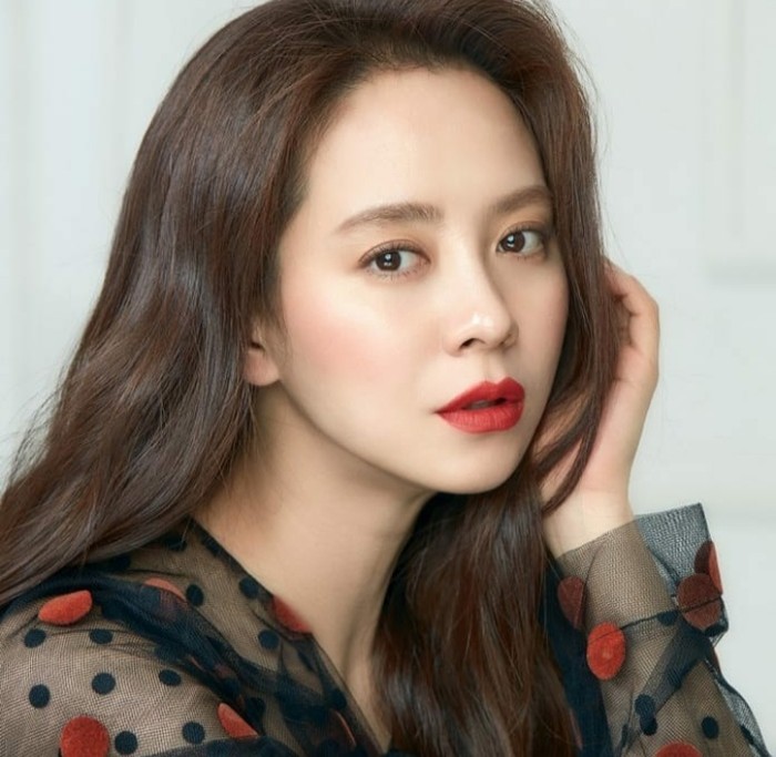 Dalam acara Get It Beauty, Song Ji Hyo mengungkapkan bahwa dirinya rutin membersihkan wajah secara mendalam. Bahkan setelah selesai syuting, Song Ji Hyo akan langsung menghapus makeupnya dengan cleansing balm. (Foto: Instagram.com/sjhqueen)