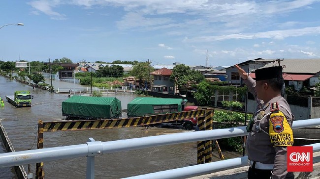 Jalan Raya Kaligawe, Genuk, Semarang, yang merupakan jalur Pantura, masih tergenang banjir akibat pompa yang mesti dipakai bergiliran.
