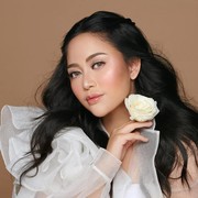 Inspirasi Outfit Warna Putih ala Rachel Vennya