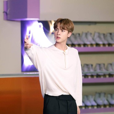 Jawaban Cerdas Jin BTS soal Sebutan Modal Ganteng Doang