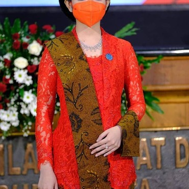 Mewah! Ini Harga Sepatu & Tas Selvi Ananda Saat Pelantikan Gibran