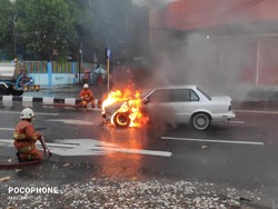 Sedan BMW Tiba-tiba Terbakar Saat Berhenti di Tengah Kemacetan Surabaya