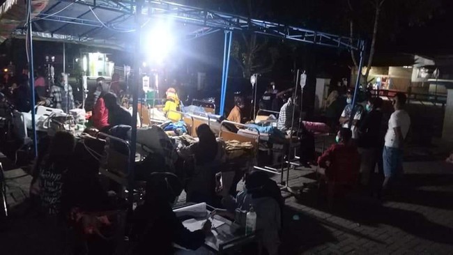 Pasien RSUD Labuha dirawat di halaman rumah sakit karena khawatir ada guncangan susulan setelah gempa magnitudo 5,2 melanda Halmahera Selatan, Jumat (26/2).