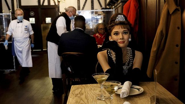 Sebuah restoran di New York hadirkan sensasi makan bareng 'tokoh terkenal' seperti Audrey Hepburn hingga Jon Hamm.
